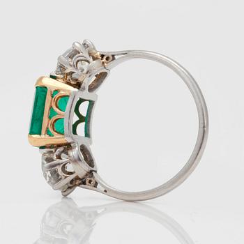 RING med diamanter samt smaragd.