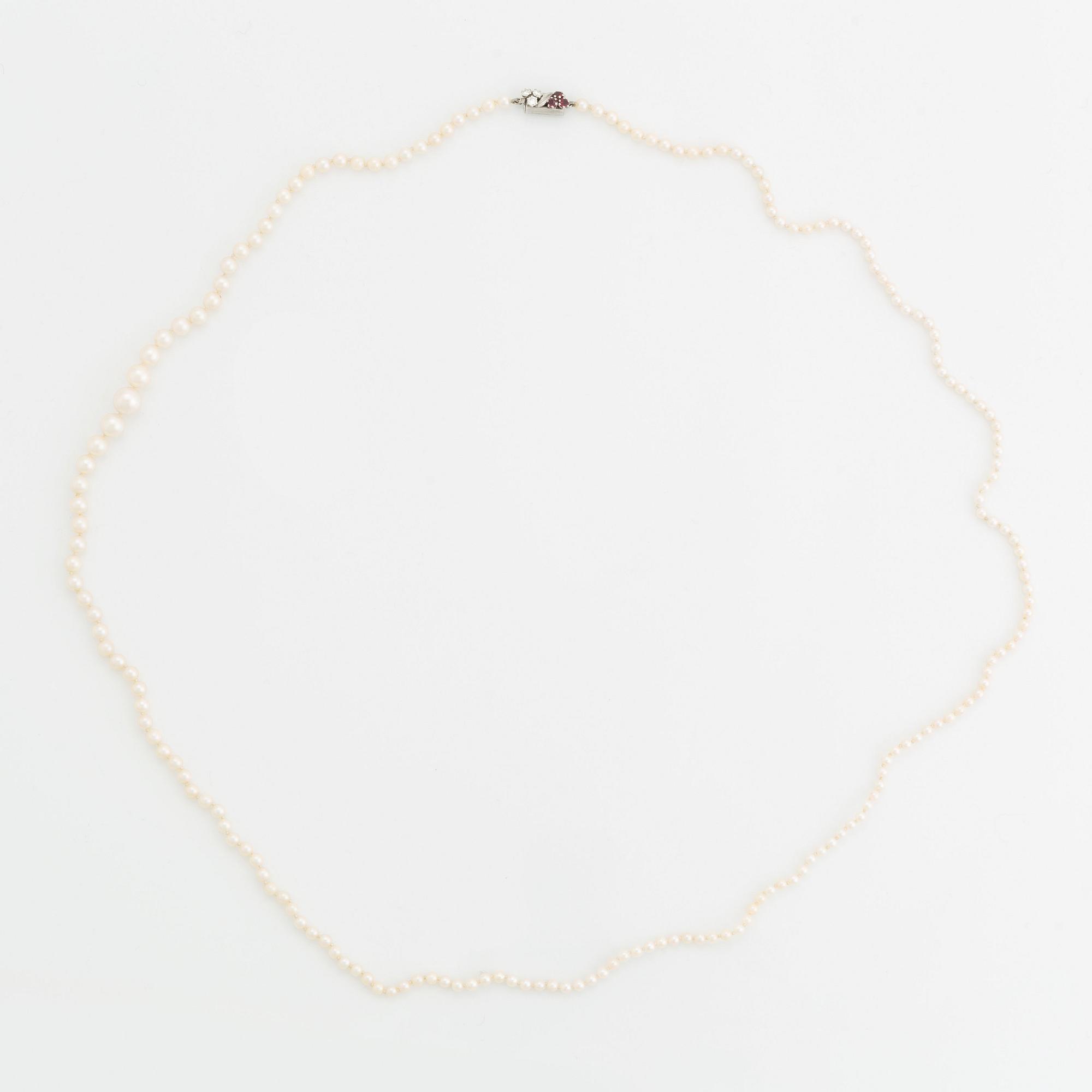 WA Bolin två collier odlade pärlor lås 18K vitguld med runda briljantslipade diamanter och rubiner.