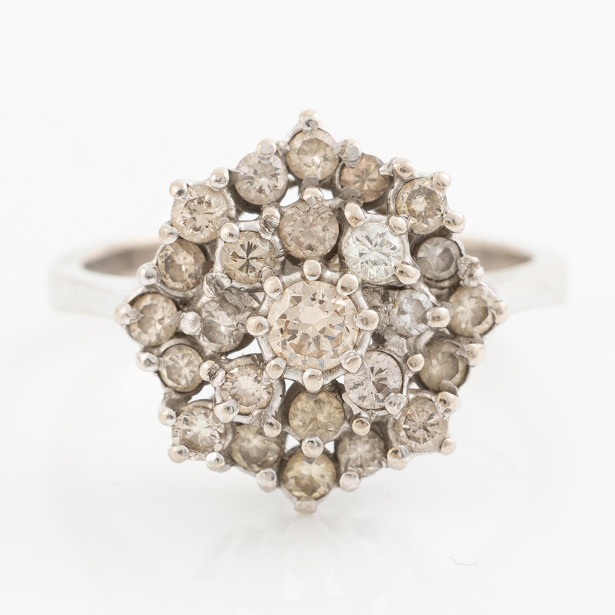 18K white gold ring with brilliant-cut diamonds.