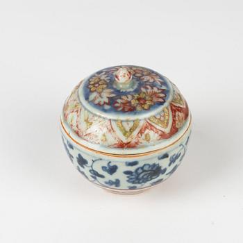 A blue and white box with cover, decorated in enamels, Ming dynasty (1368-1644).