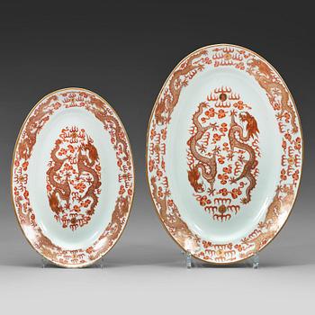 672. Two five-clawed dragon dishes, late Qing dynasty circa 1900, with mark.