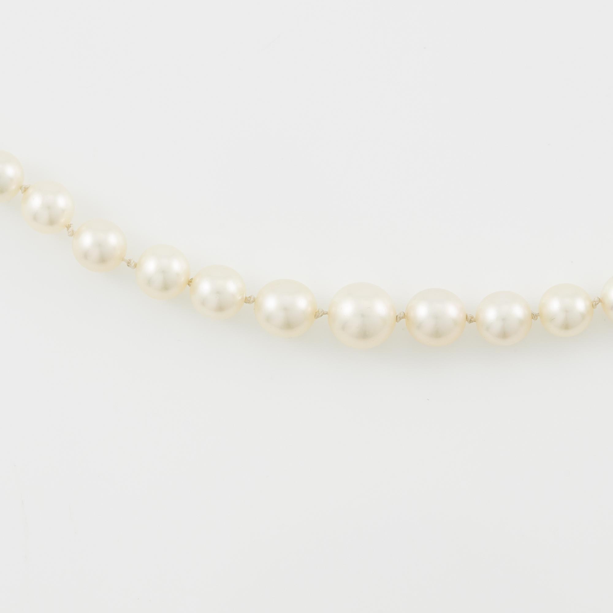 Necklace of cultured pearls with an old-cut diamond clasp in 18K gold.