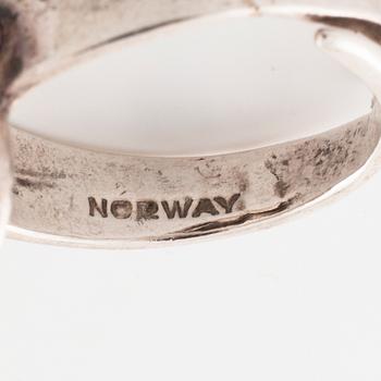 VALDRES SÖLVSMIDE, Norge, armring, hänge samt ring med solsten och nefrit.