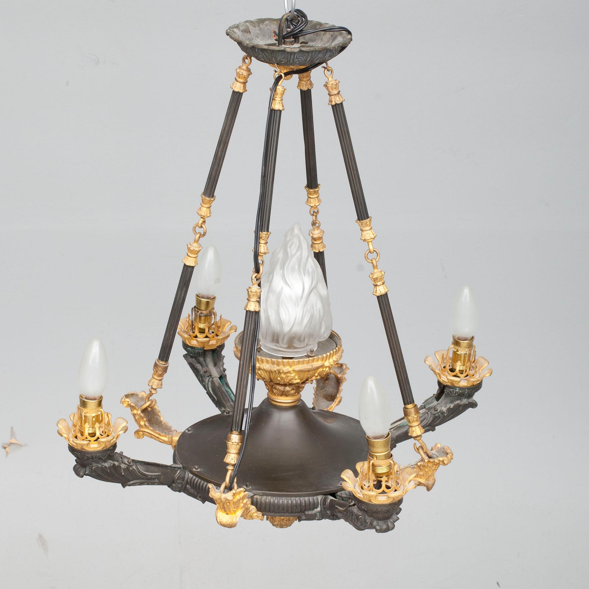 TAKAMPEL, empirstil, 1800-talets senare hälft. Höjd 65 cm.