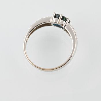 RING, 18K vitguld, safir, briljantslipade diamanter. Vikt ca 3,5 g.