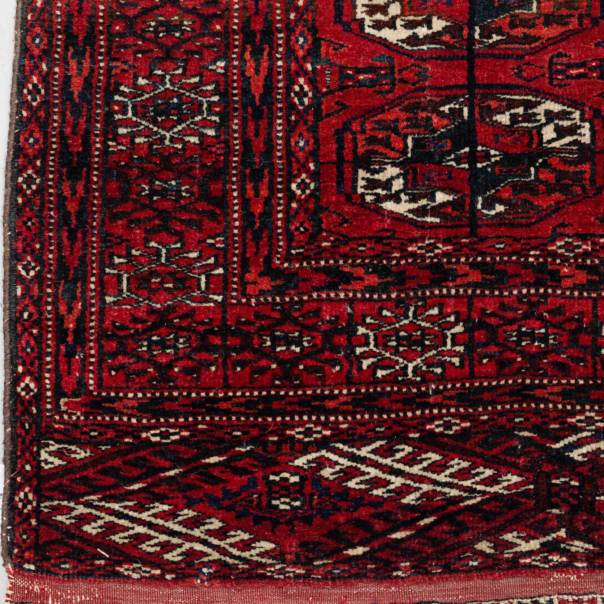 A RUG, semi-antique/old Tekke, ca 199 x 122,5 (as well as 5 flat weave at both of the ends).