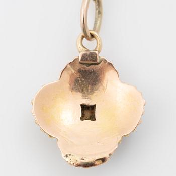 Smyckesset, ett par örhängen, ett litet örhänge samt hängsmycke, 14K guld med granater.