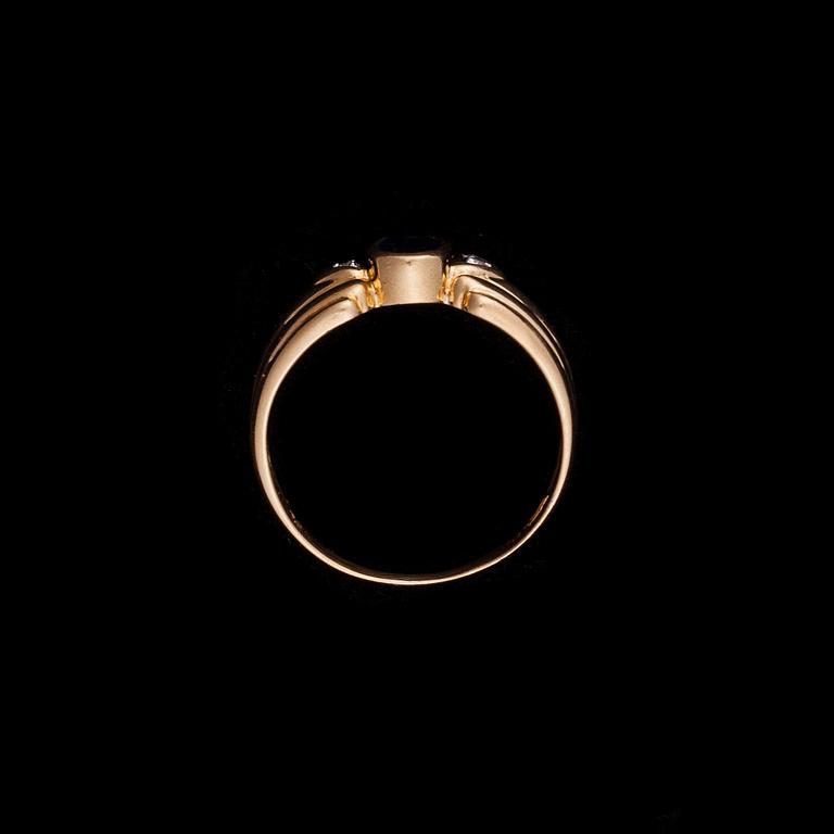 RING, 18K guld, 2 diamanter, safir. Finska importstämplar 1994. Vikt 3,5 g.