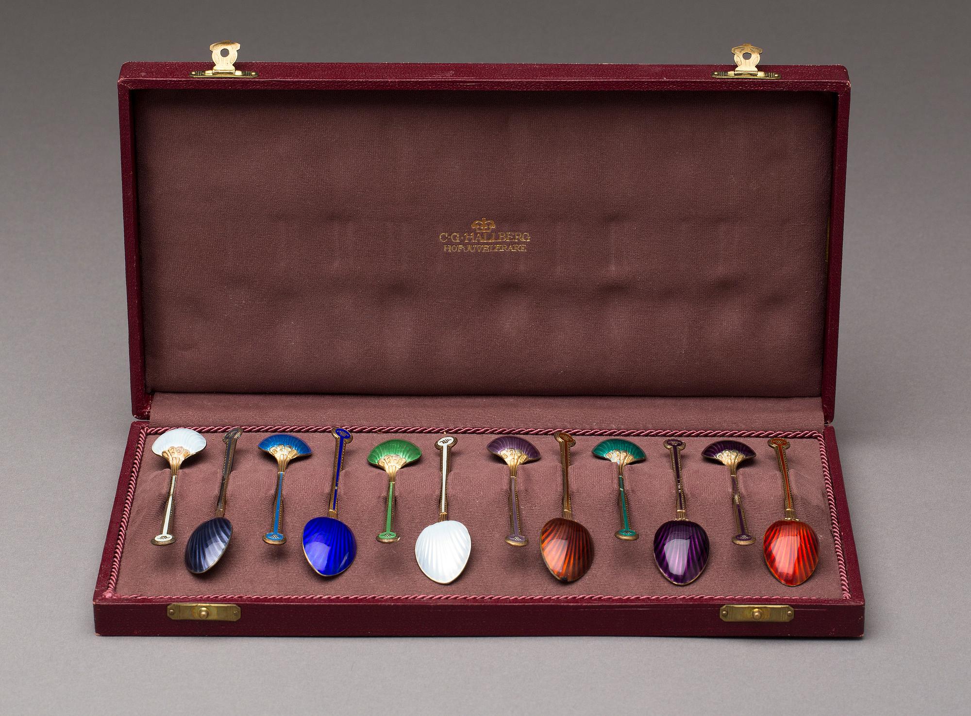 KAFFESKEDAR, 12 st silver och emalj CG Hallberg, Stockholm 1930-tal, vikt ca 120 g.