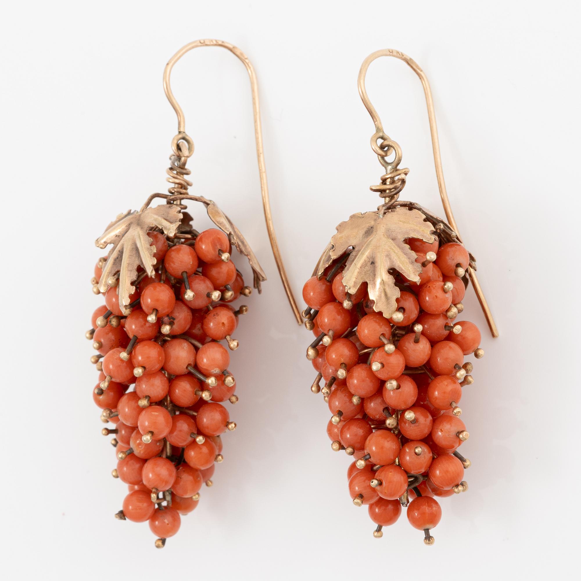 Earrings, with coral in the form of grape clusters.