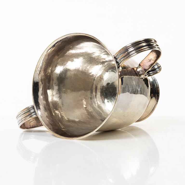 An English silver porringer, mark of Benjamin Cartwright I, London 1760.