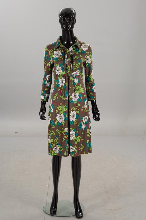 KLÄNNINGAR, 2st, Diane Von Furstenberg samt Etro Milano.