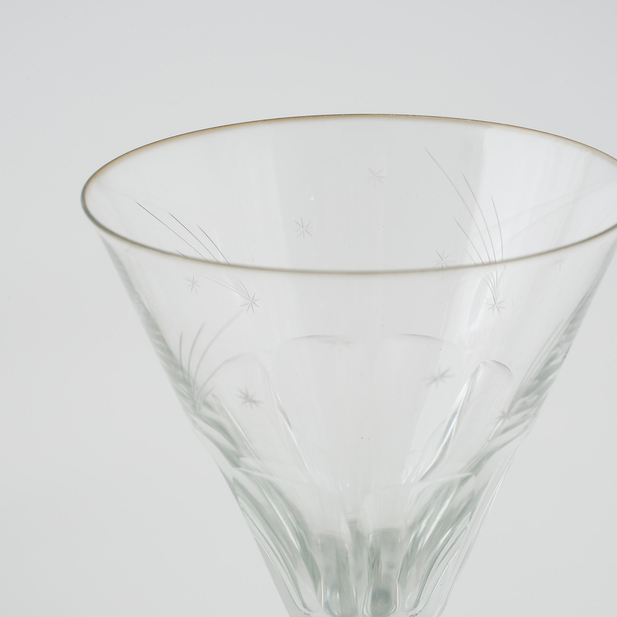 30 pieces of glass from the mid 20th century.