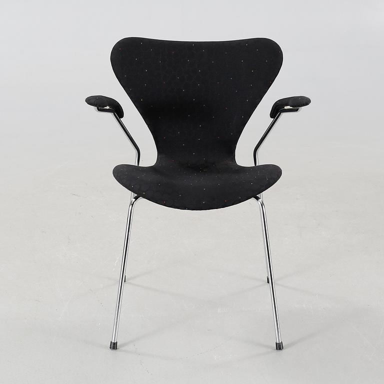 ARNE JACOBSEN, karmstol, "Sjuan", Fritz Hansen, daterad 1994.