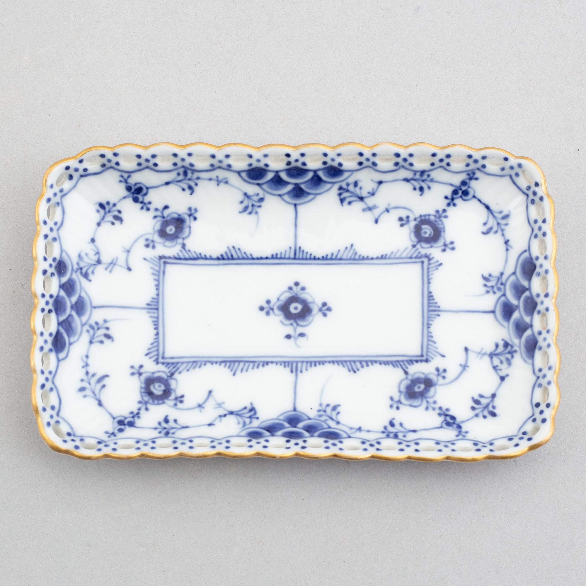 Fat, tre stycken, samt ett par vaser, porslin, "Musselmalet helblond", Royal Copenhagen, 1900-tal.
