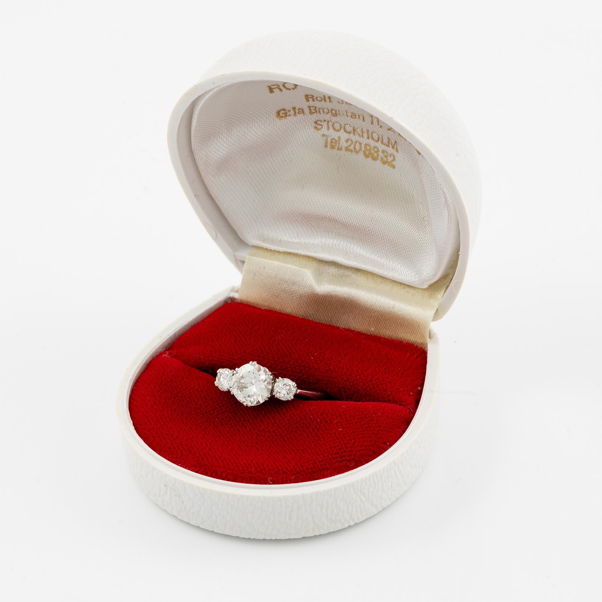 Ring, three-stone ring, 18K white gold with three brilliant-cut diamonds.