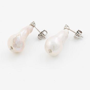 Earrings 18K white gold with cultured baroque-shaped freshwater pearls and brilliant-cut diamonds.