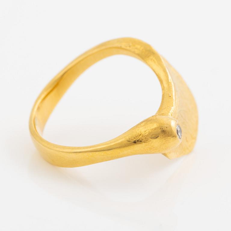 Ring, 18K guld med en rund briljantslipad diamant.