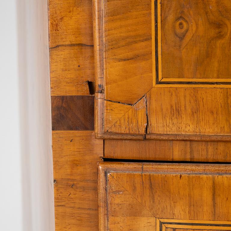 Chest of drawers, late Baroque, mid-18th century.