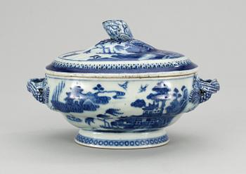 517. SMÖRTERRIN, porslin. Qing dynastin. Kina 1700/1800-tal.