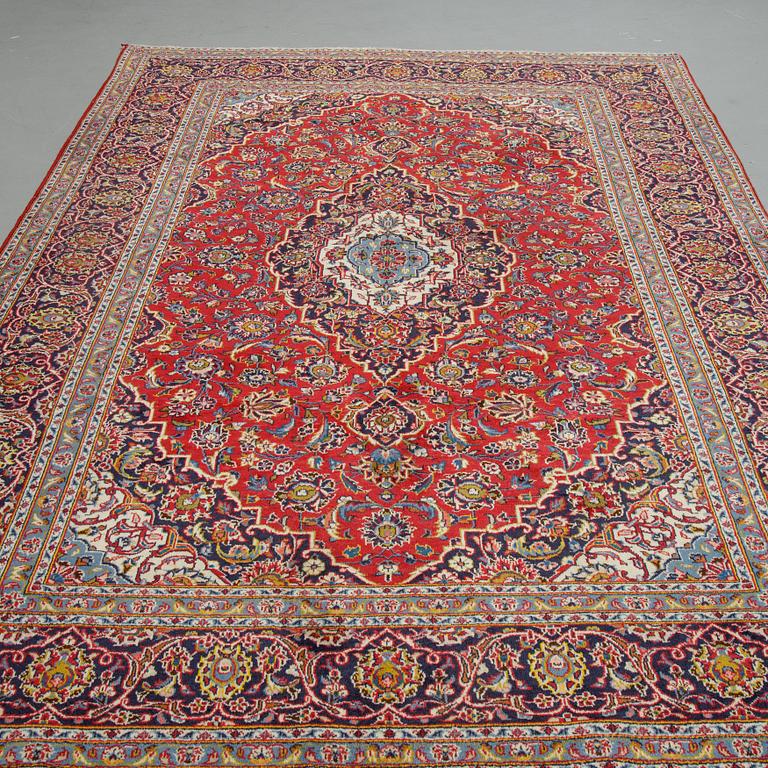 A carpet, Kashan, ca 318 x 206 cm.