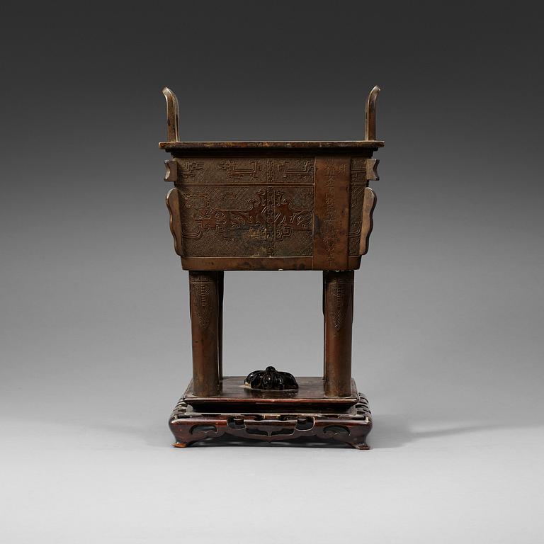 A large bornze censer, Qing dynasty with inscription.