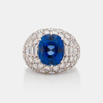 A 8.00 ct, "Trombino" sapphire ring with step- and brilliant-cut diamonds signed Bulgari. Certificate from GCS.