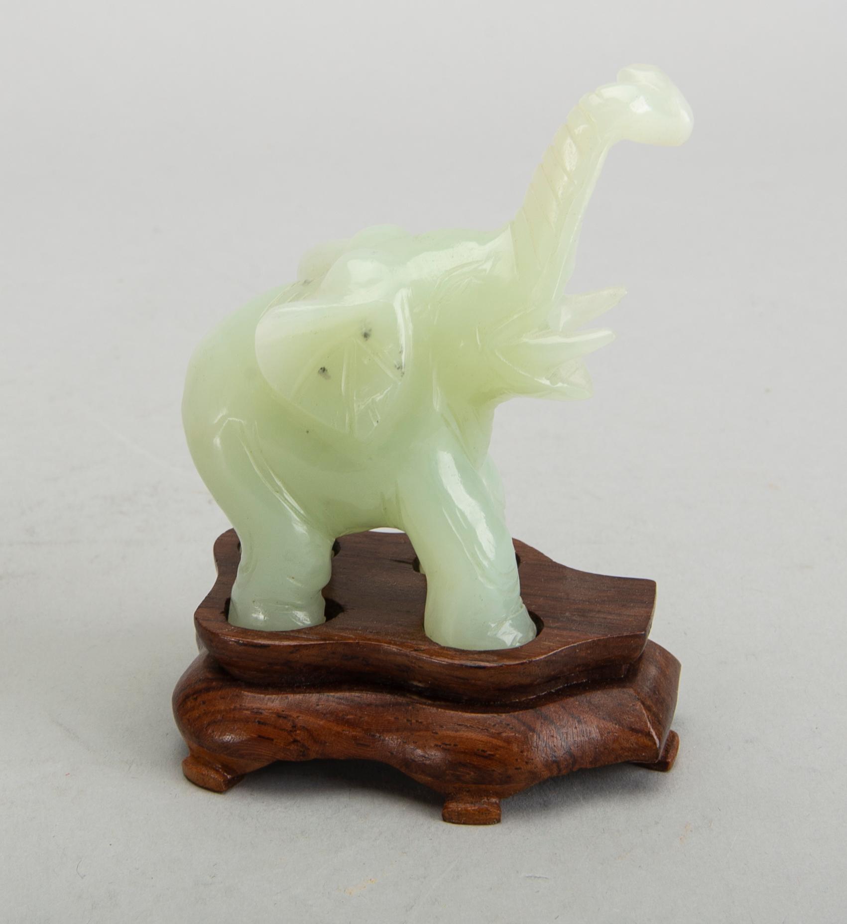 FIGURINER 3 st Kina 1900-tal nefrit.