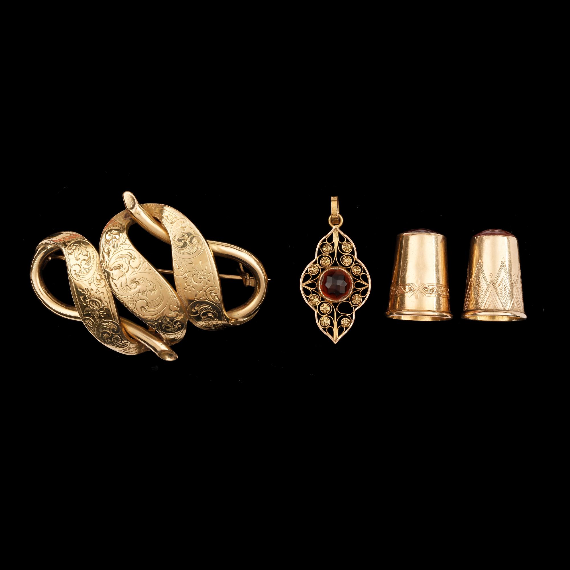 BROSCH, HÄNGE SAMT 2 st FINGERBORGAR, guld 18K, 1800-tal. Totalt ca 18 gram.