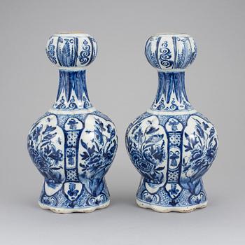 VASER, ett par, fajans, Delft, Holland, 1700-tal.