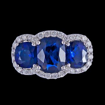 RING, tre blå fasettslipade Burma safirer med briljantslipade diamanter, tot. 0.42 ct.