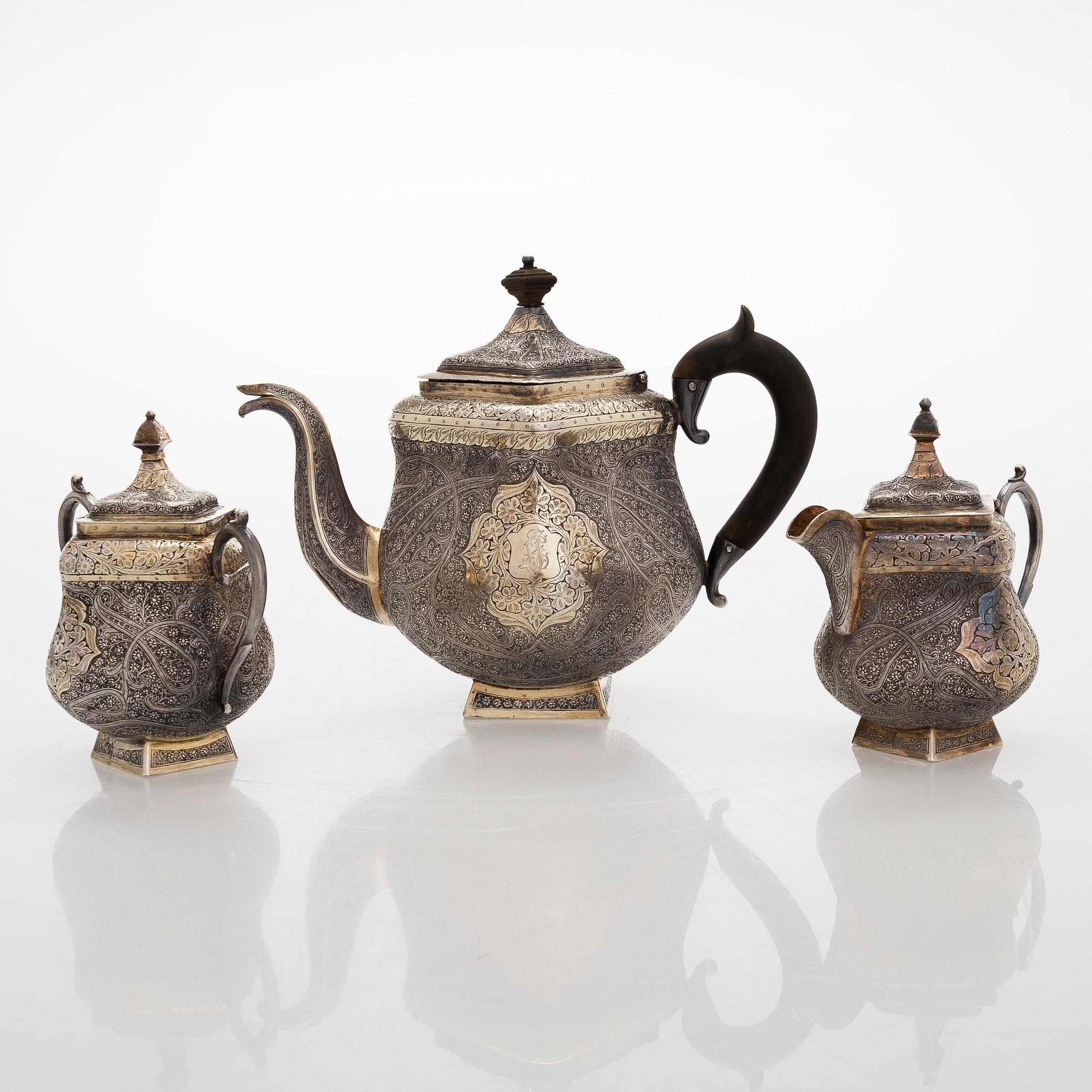 Teekalusto, 3 osaa, hopeaa, osittain kullattu, suomalaiset tarkastusleimat 1967.