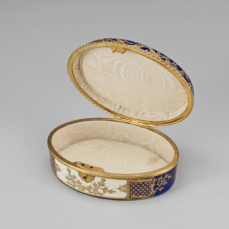 SKRIN, porslin, troligen Sevres, 1800-talets slut.