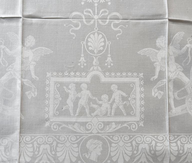 DUK och SERVIETTER, 23 st., linnedamast. Duken 270 x 196 cm, servietterna ca 72 x 69,5 vardera. Sachsen 1800-talets andra hälft.
