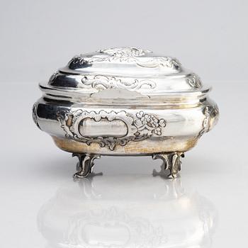 A Russian 18th century silver sugar-box, unknown makers mark FG, Moscow 1781.