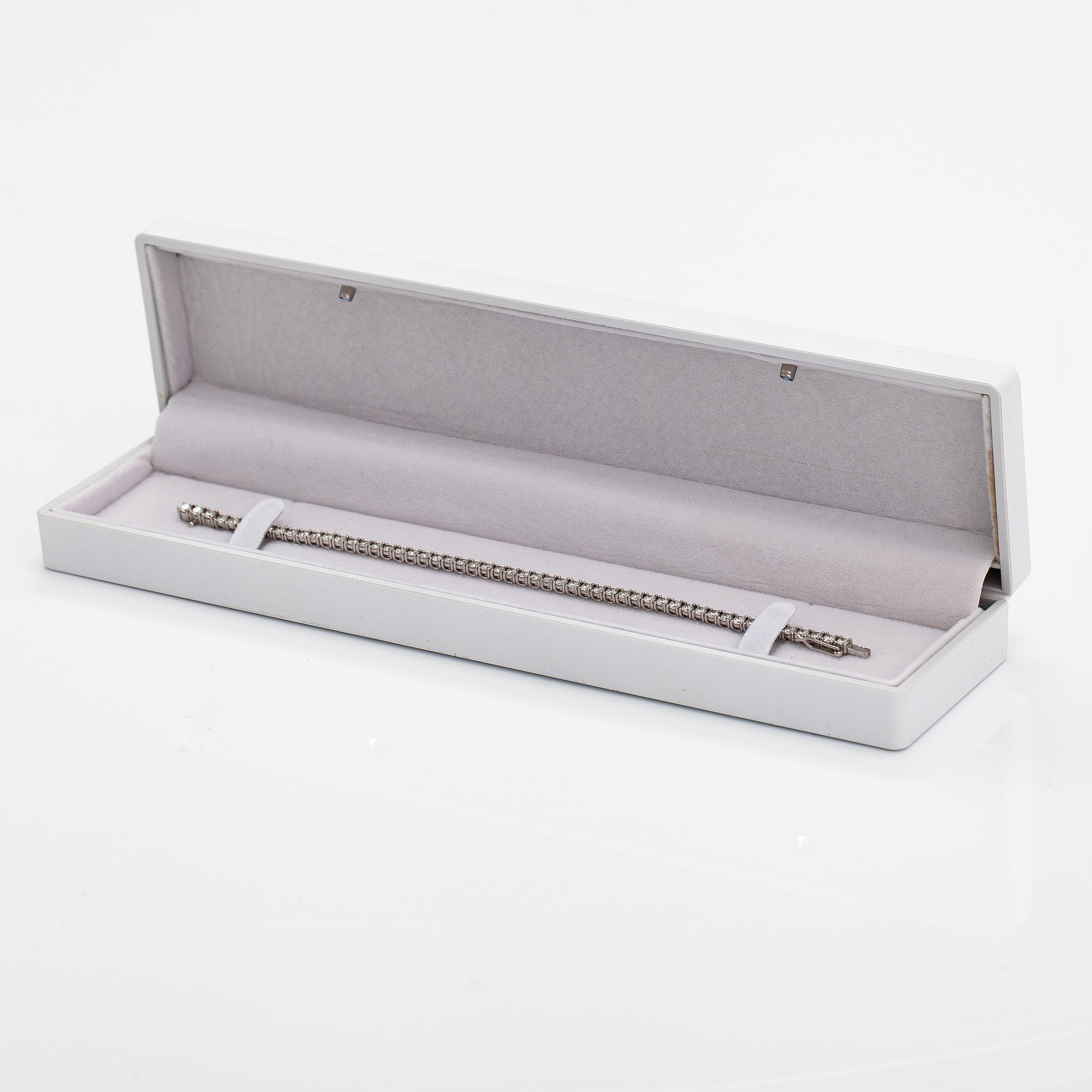 A 14K white gold tennis bracelet with diamonds ca. 5.20 ct in total. With AIG certificate.