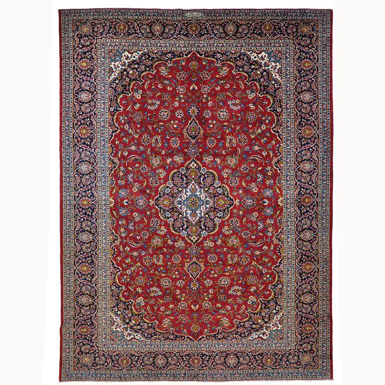 A signed Kashan carpet, ca 418 x 297 cm.
