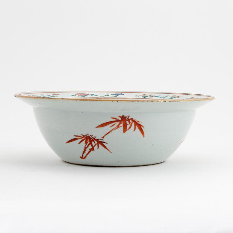 A famille rose basin, late Qing dynasty, circa 1900.