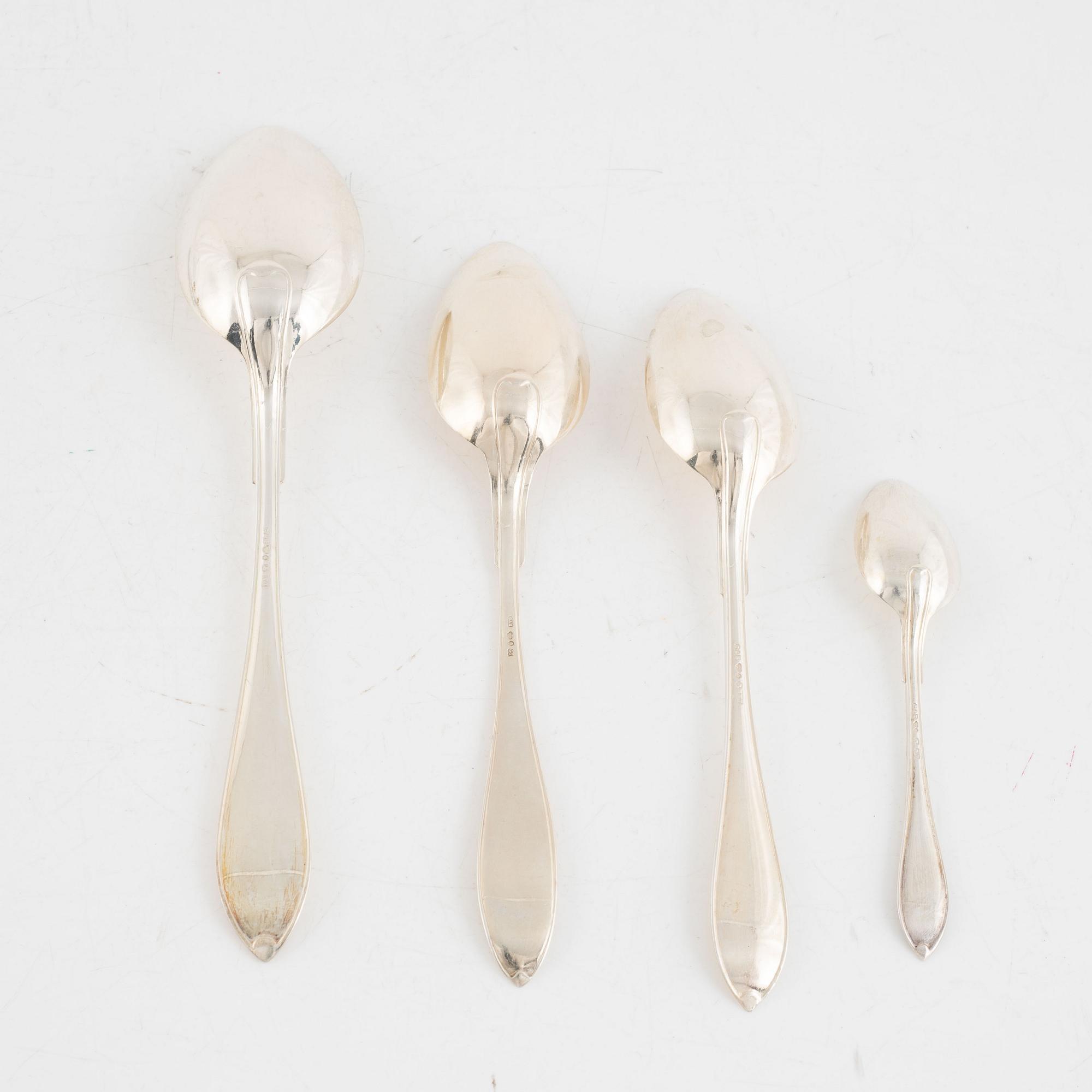 Bestickuppsättning i schatull, silver, 105 delar, modell "Svenskt spets", Svenska importstämplar samt GAB, 1919-23.