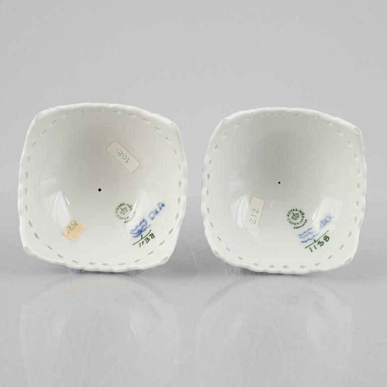 Ljusstakar, ett par, porslin, Royal Copenhagen, "Musselmalet helblond", modell 1138, 1974-78.