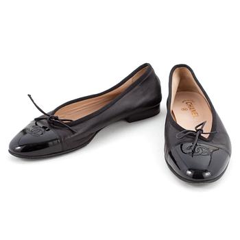 510. CHANEL, a pair of black leather ballet flats. Size 40.