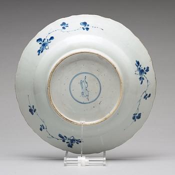 A blue and white serving dish, Qing dynasty, Kangxi (1662-1722).