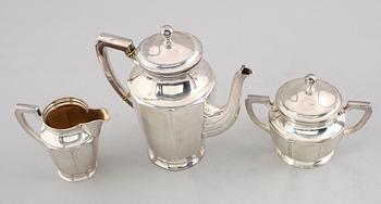 KAFFESERVIS, 3 delar, silver, CG Hallberg, Stockholm 1916/17. Vikt ca 939 gram.