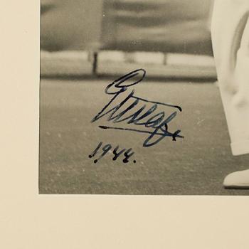 KUNGLIGT FOTOGRAFI, Gustaf V, signerad av kungen 1944.