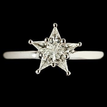RING, 18k vitguld med 5 fasettslipade diamanter, tot 1.95 ct. Tot vikt 3 g.