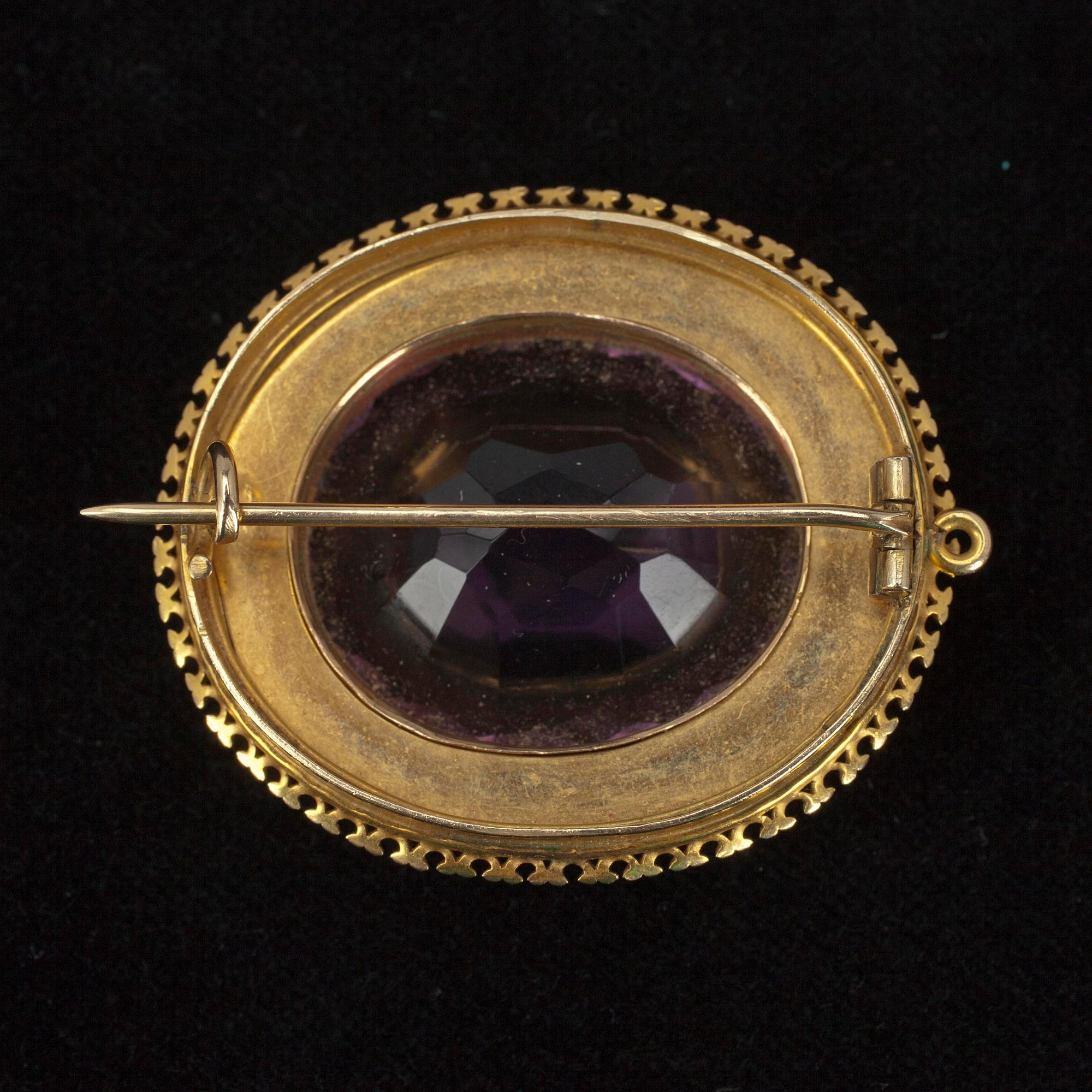 SMYCESUPPSÄTTNING, 3 delar. Låghaltigt guld, ametistfärgade stenar. Troligen Ryssland sent 1800-tal.