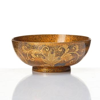 A Japanese lacquered bowl, box with cover and handle, 19th Century.