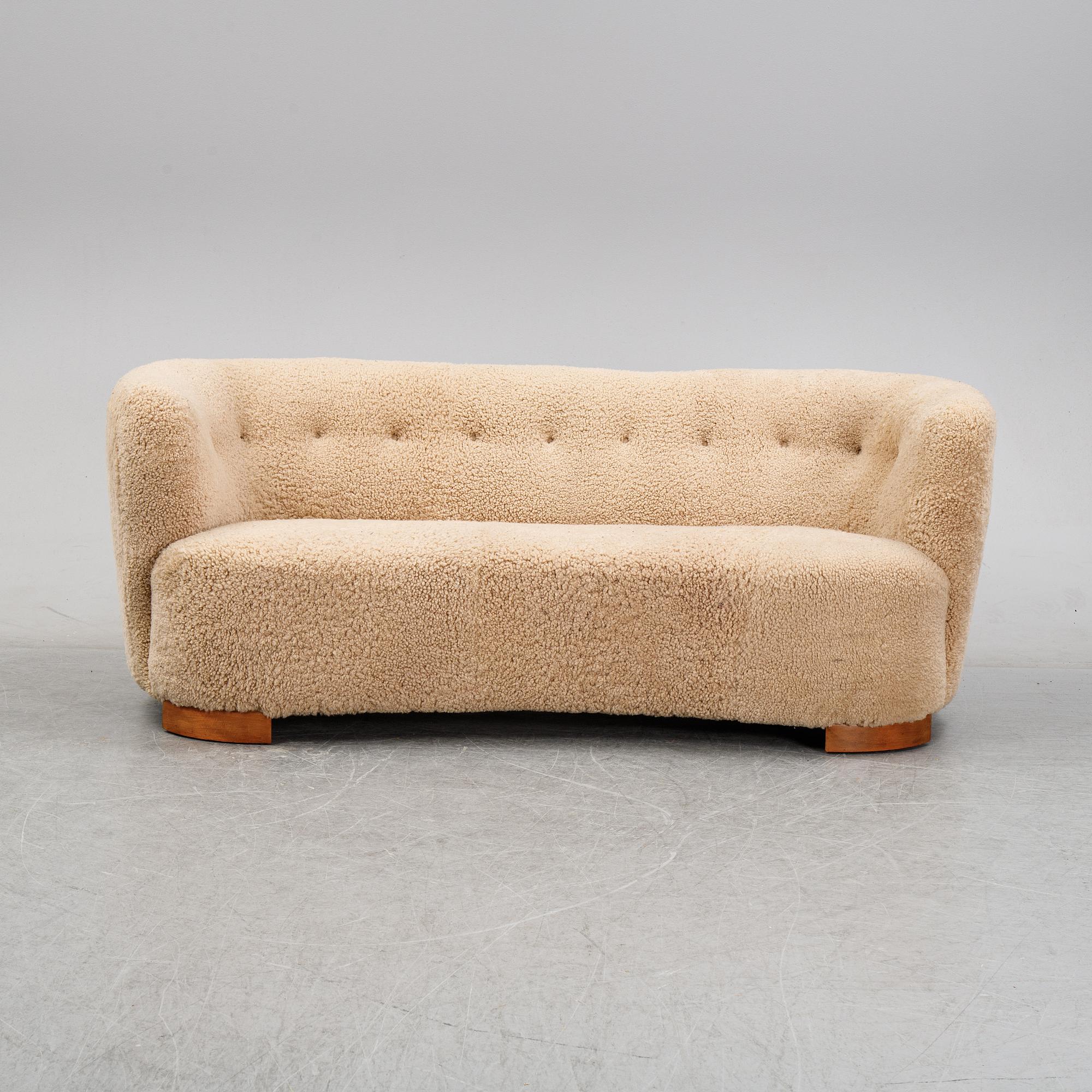 Soffa, klädd i fårskinn, Dansk formgivare, 1940-tal.