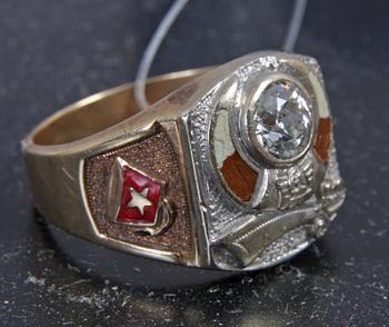 RING, vitt o rött guld 10-14 K, emalj o gammalslipad diamant ca 1,0 carat.