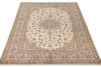 A Kashan carpet, c. 306 x 200 cm.